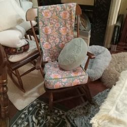 ANTIQUE ROCKING CHAIR 