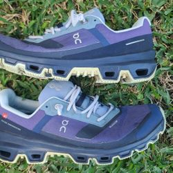 ON shoes , Mens Size 9 , Women Size 11