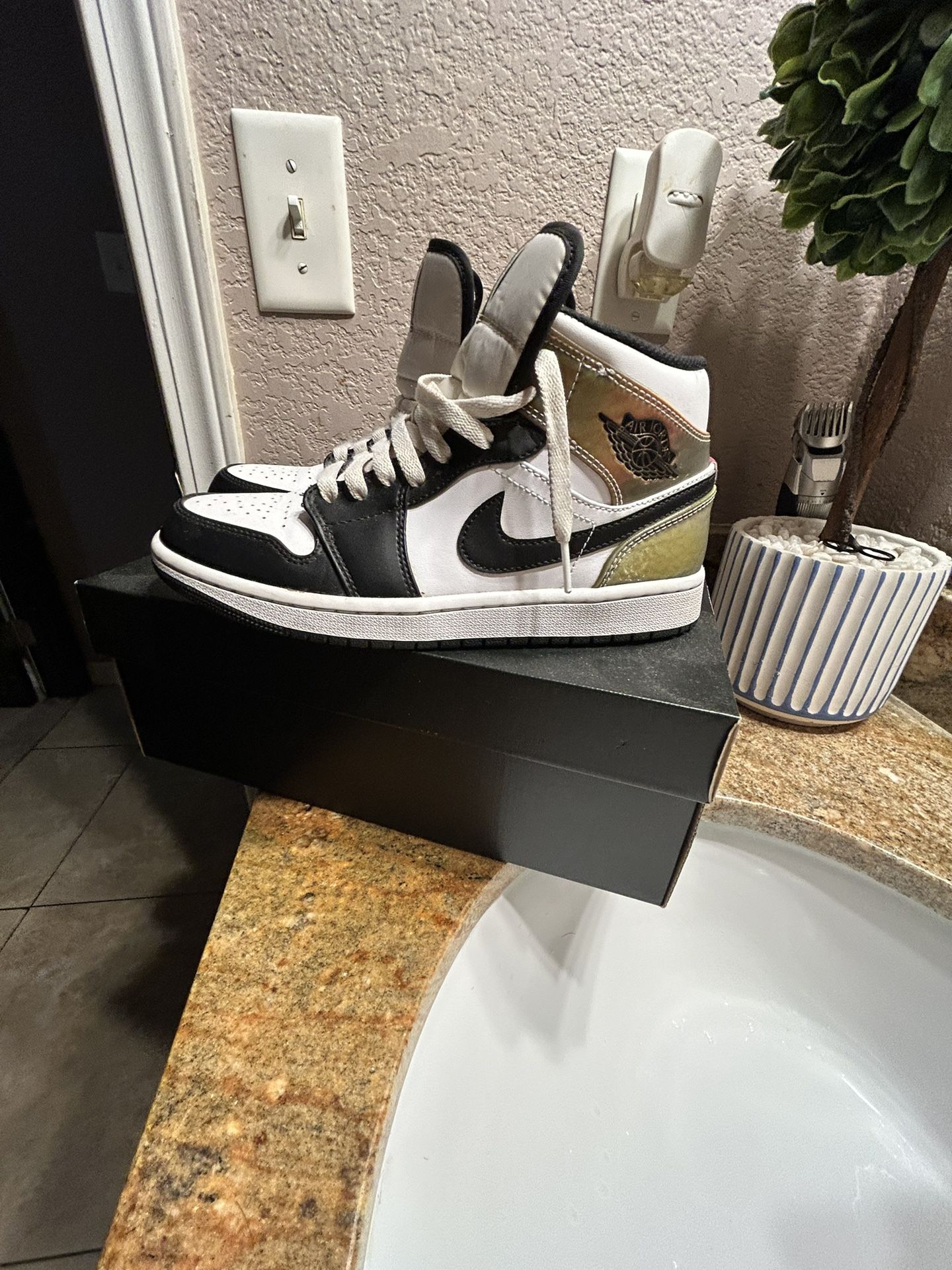 Jordan 1 Mid Heat Reactive Size 7