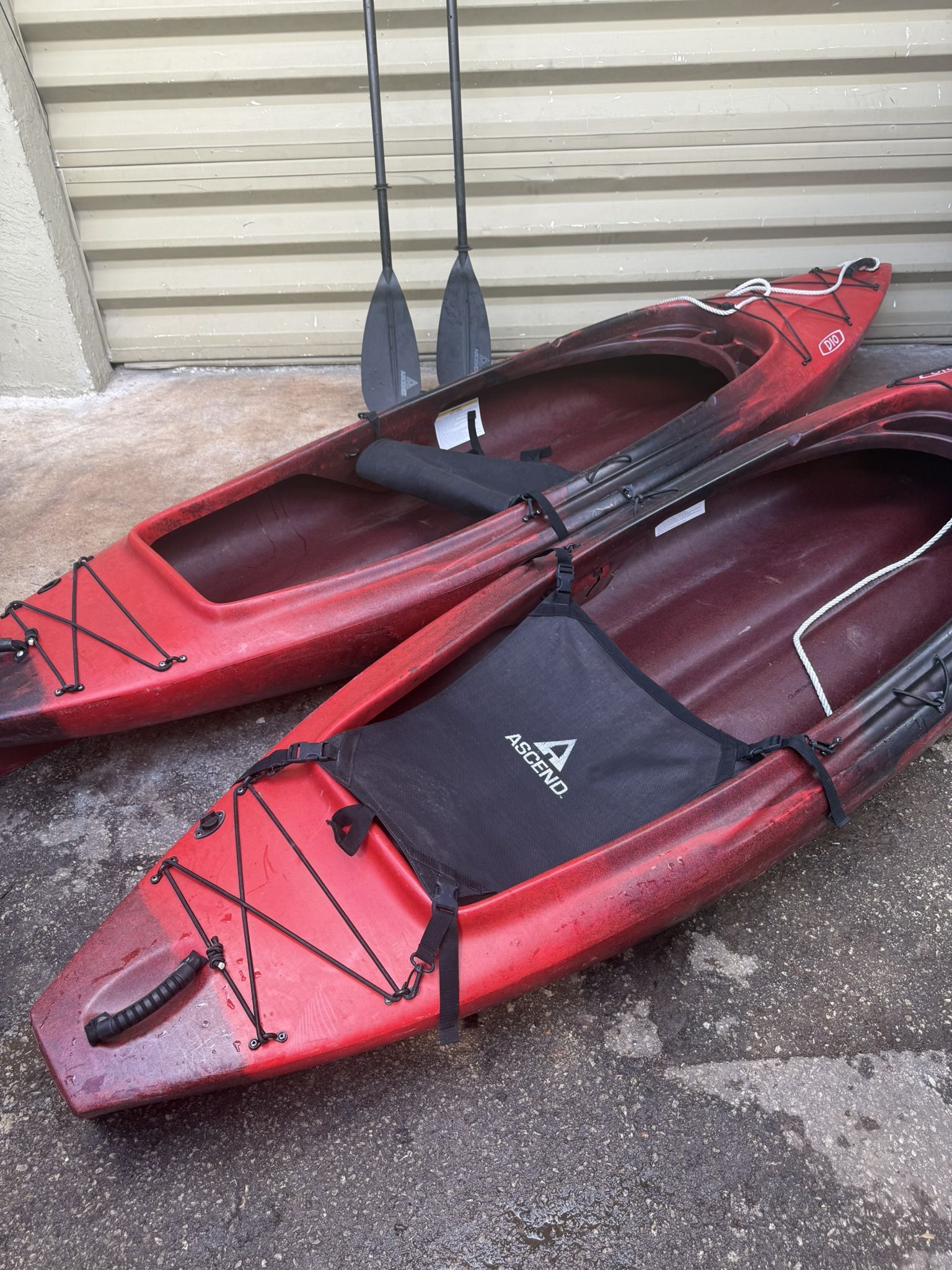 ASCEND D10 SIT-IN KAYAK WITH PADDLE [CASH ONLY] 