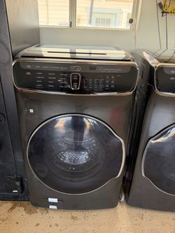 Samsung FlexWash & FlexDry 2-in-1 Washer and Dryer Set in Black Stainless Steel