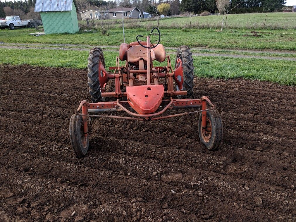 Allis Chalmers G cultivator tractor