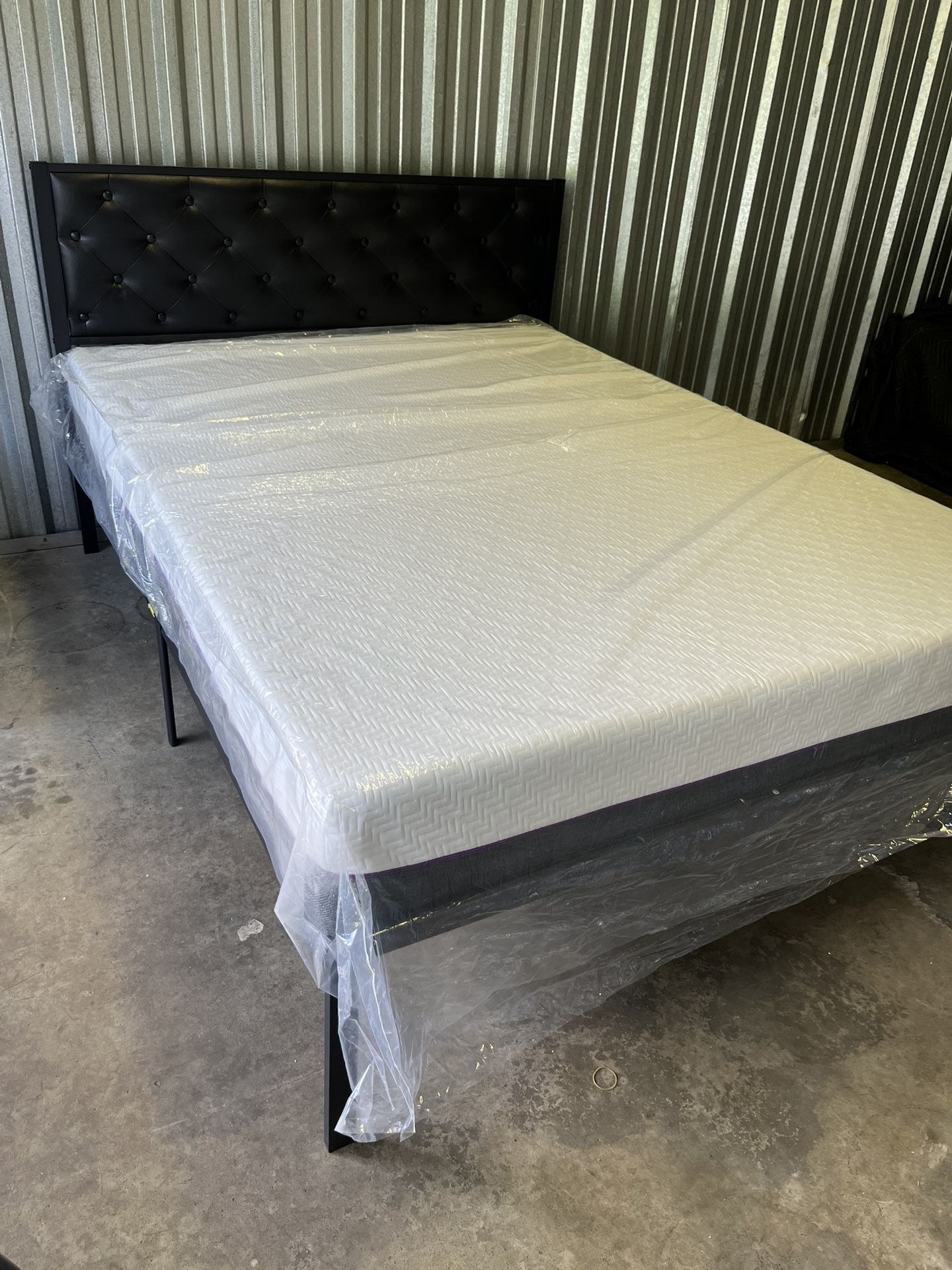 🥱🛏️ Set of Gel Foam Mattress and Metal Bed Frame “Queen Size”.. New Condition!!