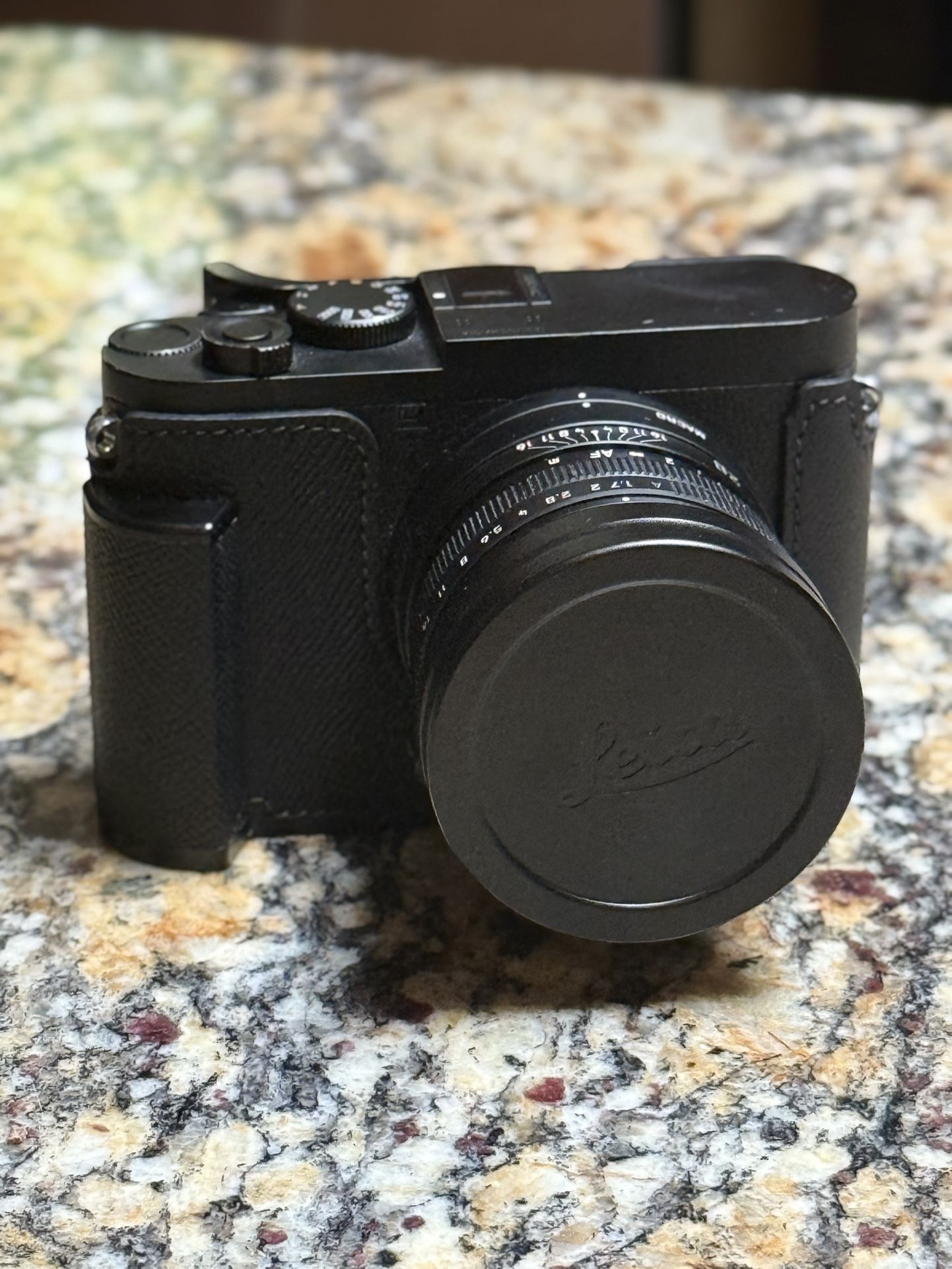 Leica Q2 monochrome Bundle