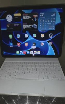 Apple iPad Air (5th Gen.)
Includes Charger & Magic Keyboard/Case