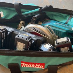 Makita XSR 01 Circular Saw Kit 36V w/ 4 Batteries