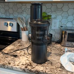 NutriBullet slow juicer, slow masticating juicer machine, easy to clean, quiet motor and reverse function, BPA-free, cold press juicer with cleaning b
