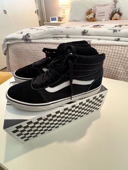 Vans men’s size 9 High-Top Sneakers Black and White preowned only $30!!!!