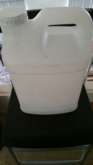Photo White plastic 3 Gallon water barrel
