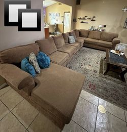 Large Brown Fabric Sectionalgg Sofa with Chaise. Very good Condition