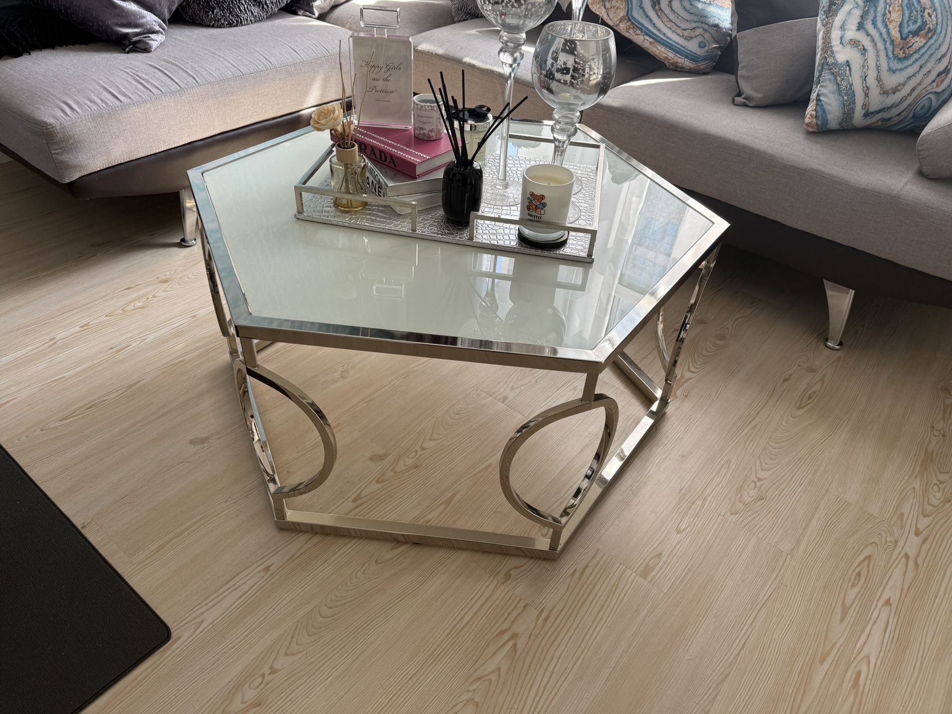 Modern Coffee Table! Excellent condition! 