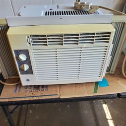 G.E. 5050 BTU A/C UNIT STRONG COLD AIR CLEAN QUIET EFFICIENT UNIT WORKS GREAT 