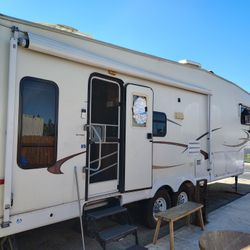 2004 5th Wheel Trailer 