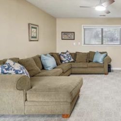 Large Sectional W/chaise Good Condition 