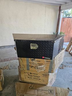 BRAND NEW TONGHE TRAILER TOOL BOX ALUMINUM DIAMOND COLOR BLACK 39" COMES SET KEYS IF SOMEBODY INTERESTED PLEASE TEXT ME ANY TIME HABLO ESPAÑOL THANKS