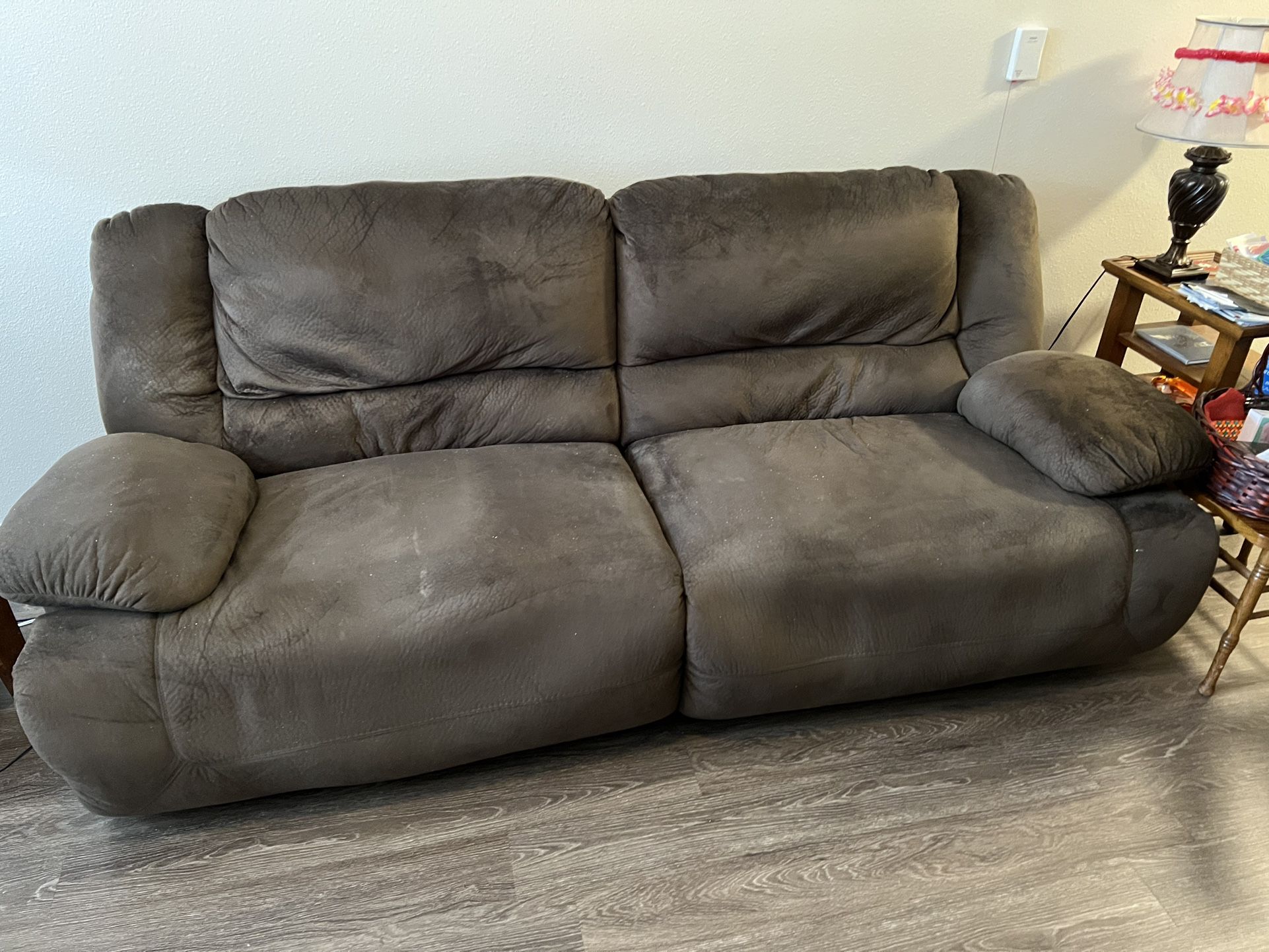 Power Reclining Sofa Works Must Be Picked Up Today 5-29-2024