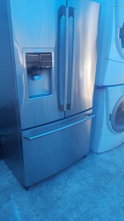 refrigerator brand Electrólux measures 36 wide and 70 high 2 months warranty delivery and installation