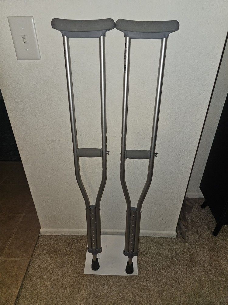 Adult Crutches Adjustable 5'2"-5'10"
Lightly