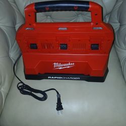 Milwaukee
M18 18V Lithium-Ion PACKOUT 6-Port Rapid Charger