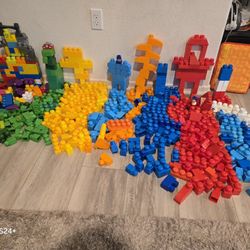 Large Lot Of Mega Bloks 600 Pieces