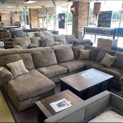 Hoylake Chocolate 3-Piece Right-Arm Facing Sectional With Chaise

Ashley Furniture