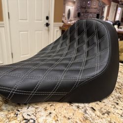 18/19  FATBOY Seat- Saddlemen Renegade LS Solo w/ Silver Stitching 