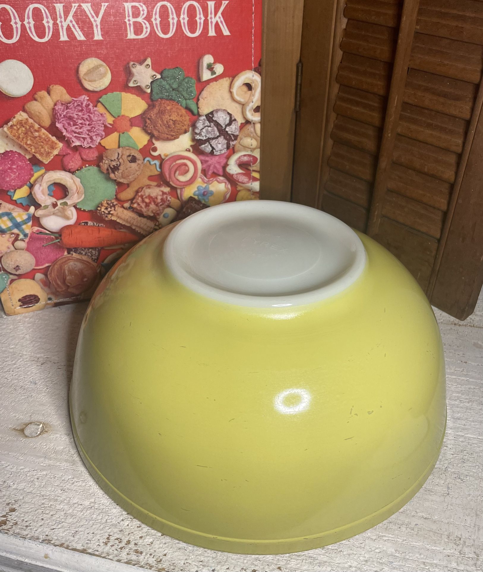 Pyrex UNNUMBERED 1940s Pimary Color YELLOW 3 1/2 QUART Bowl