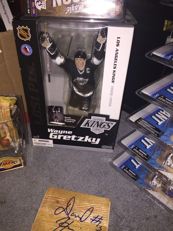Wayne Gretzky huge rare figure ! Hard to find ! Box is approx 15 inches tall!!!!