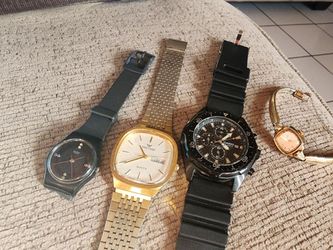 Son 4 relojes 1 casio bateria nueva   1 Waltham no bateria 1caravele de mujer es de cuerda 1 Swatch  no bateria no brazalete todos $120