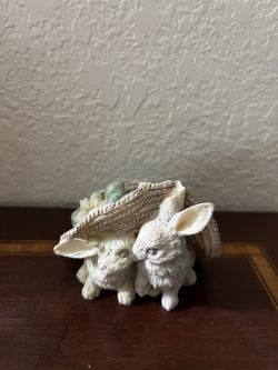 Small Figurine Rabbits Love Flowers Hat