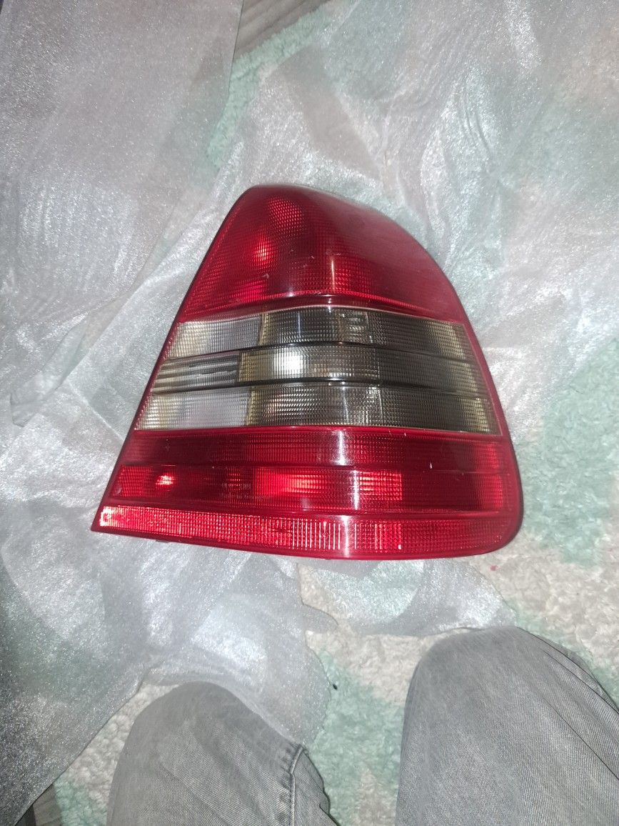  1994 --97  Mercedes Benz C220 /C280  LT RR Tail Light 