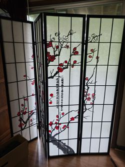 Trifold screen