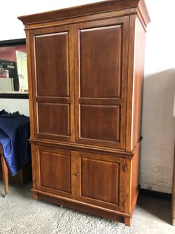 Nice entertainment hutch. Excellent condition but it needs new door pulls