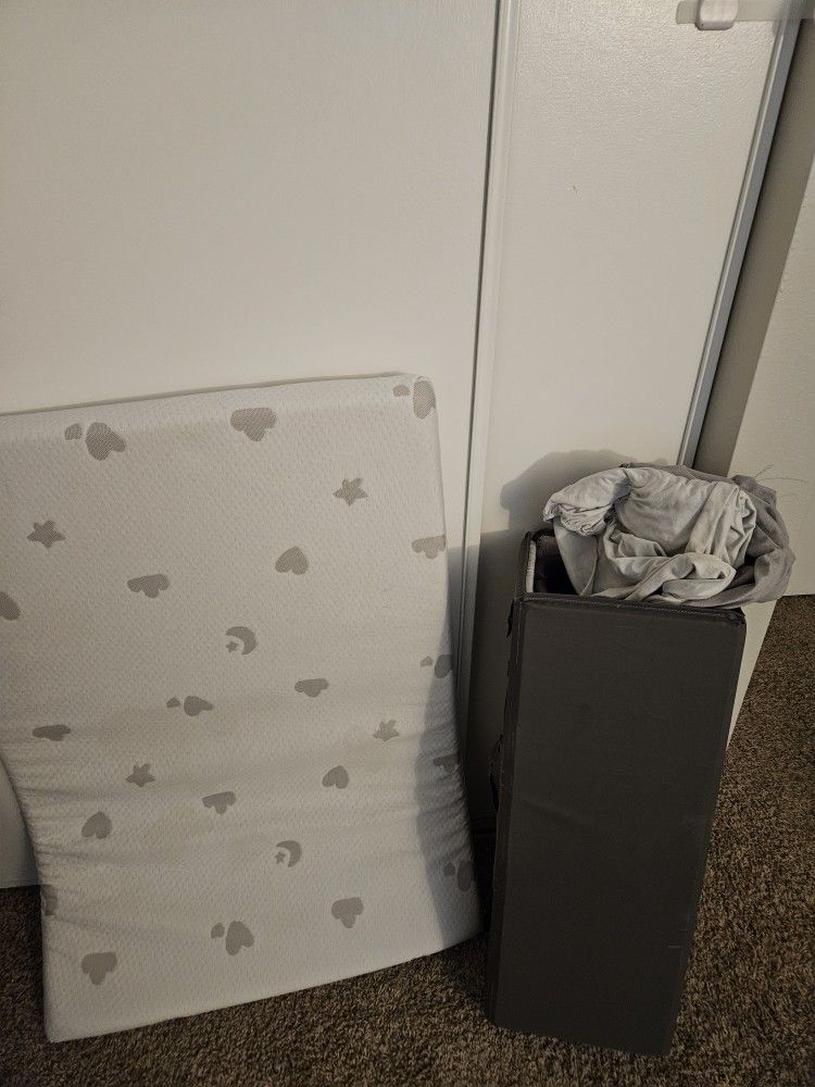 Crib And Mattress With Sheets