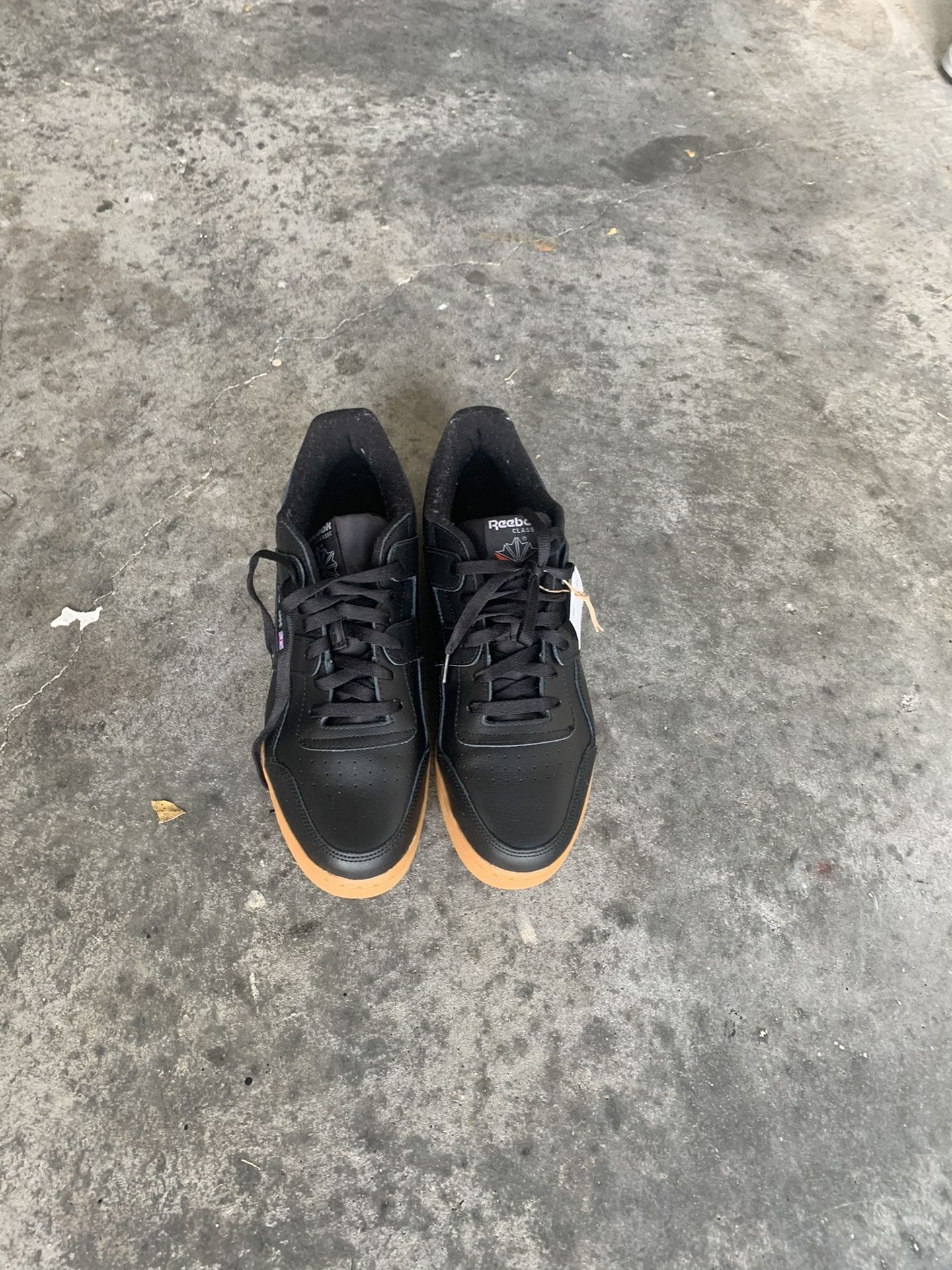 walking sneakers size 12