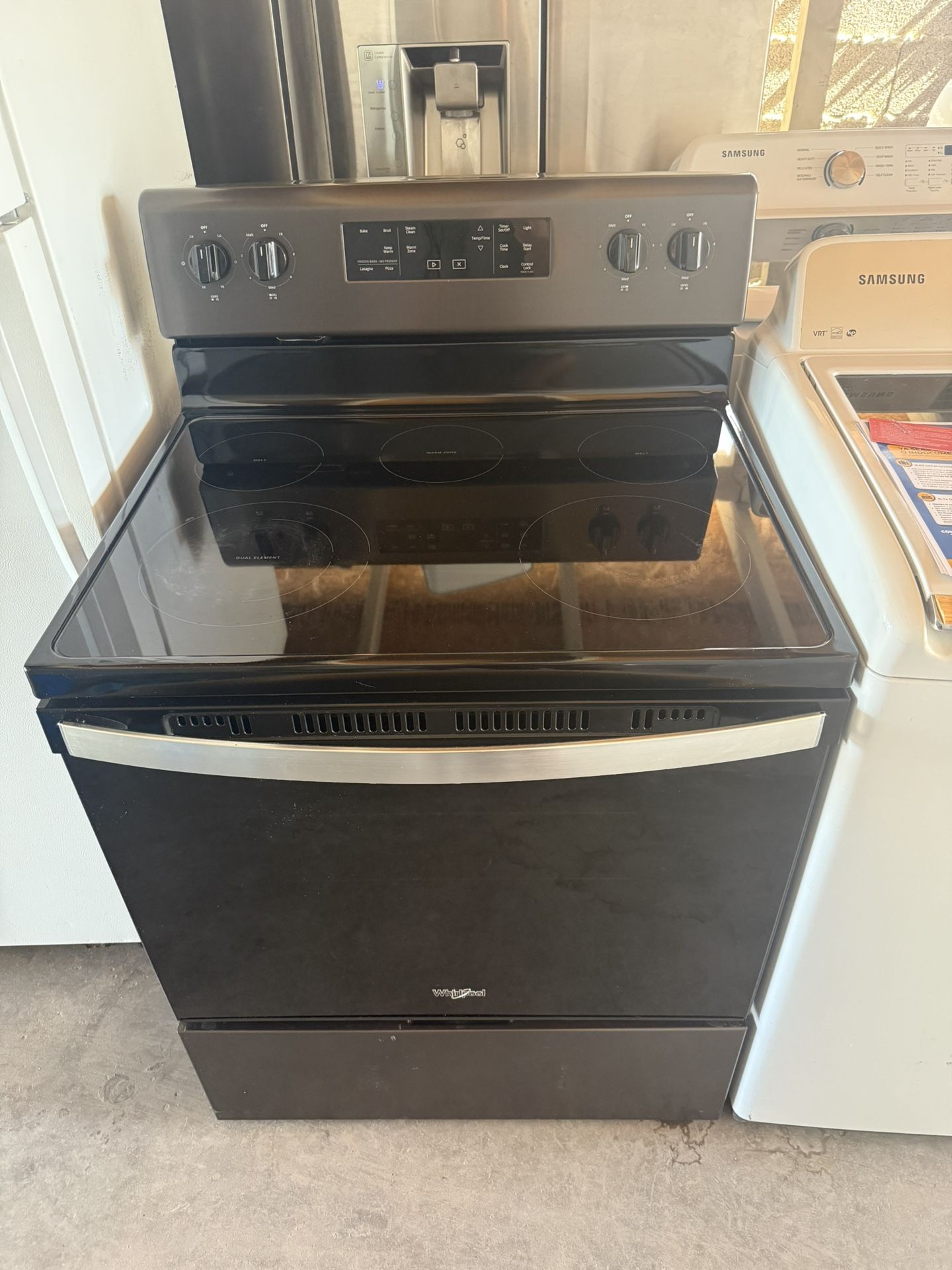 Whirlpool Electric oven Range / convection oven / Estufa electrica