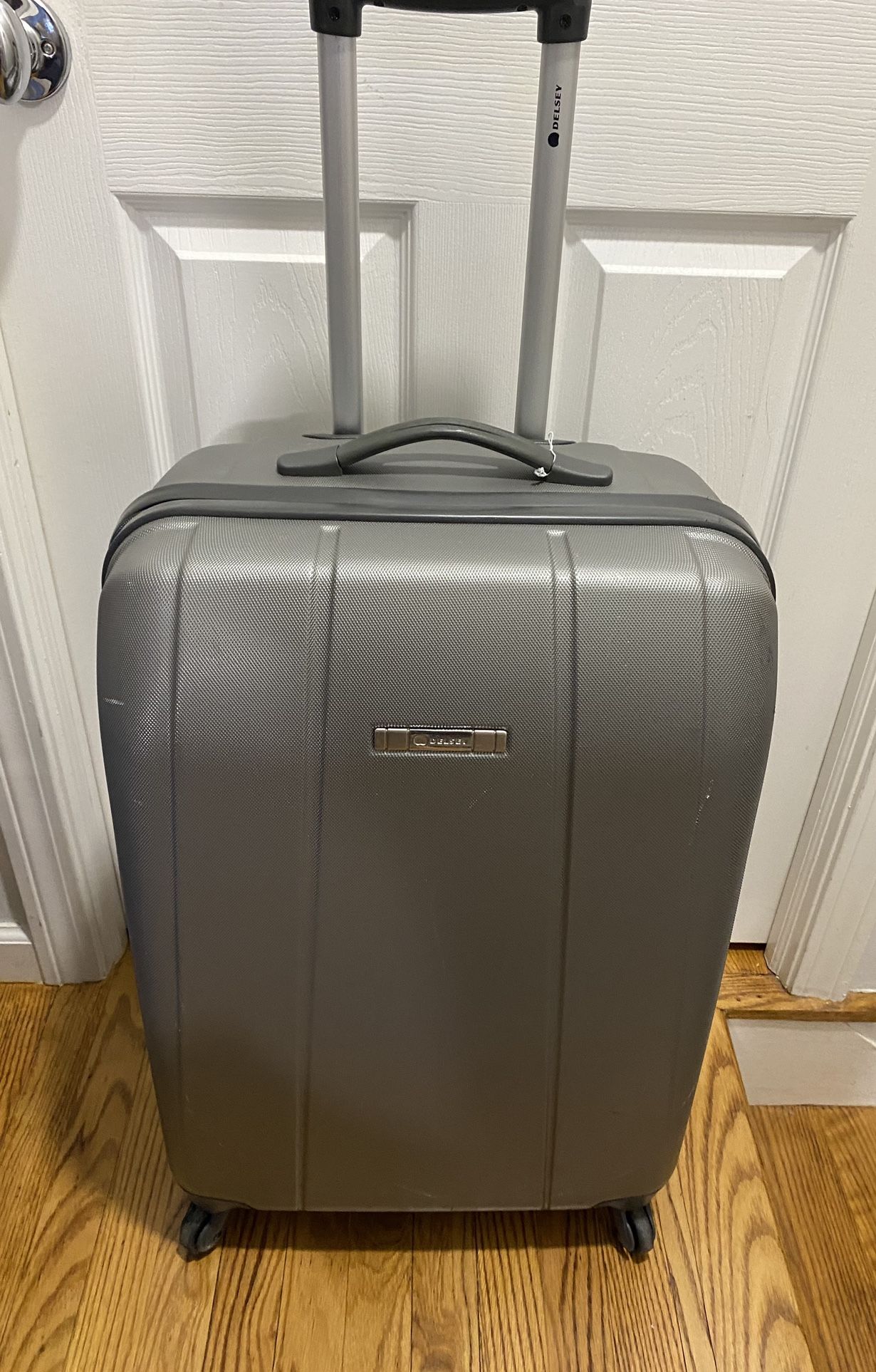 Delsey Paris Chatelet Air 2.0 Hardside Spinner Suitcase 29” gray PRICE IS FIRM-PICK UP IN BRIDGEPORT