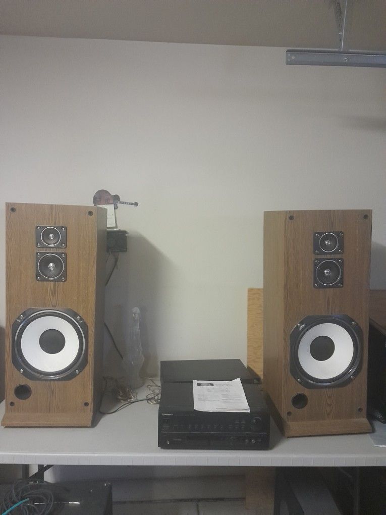 Pioneer Stereo With 2 Speakers