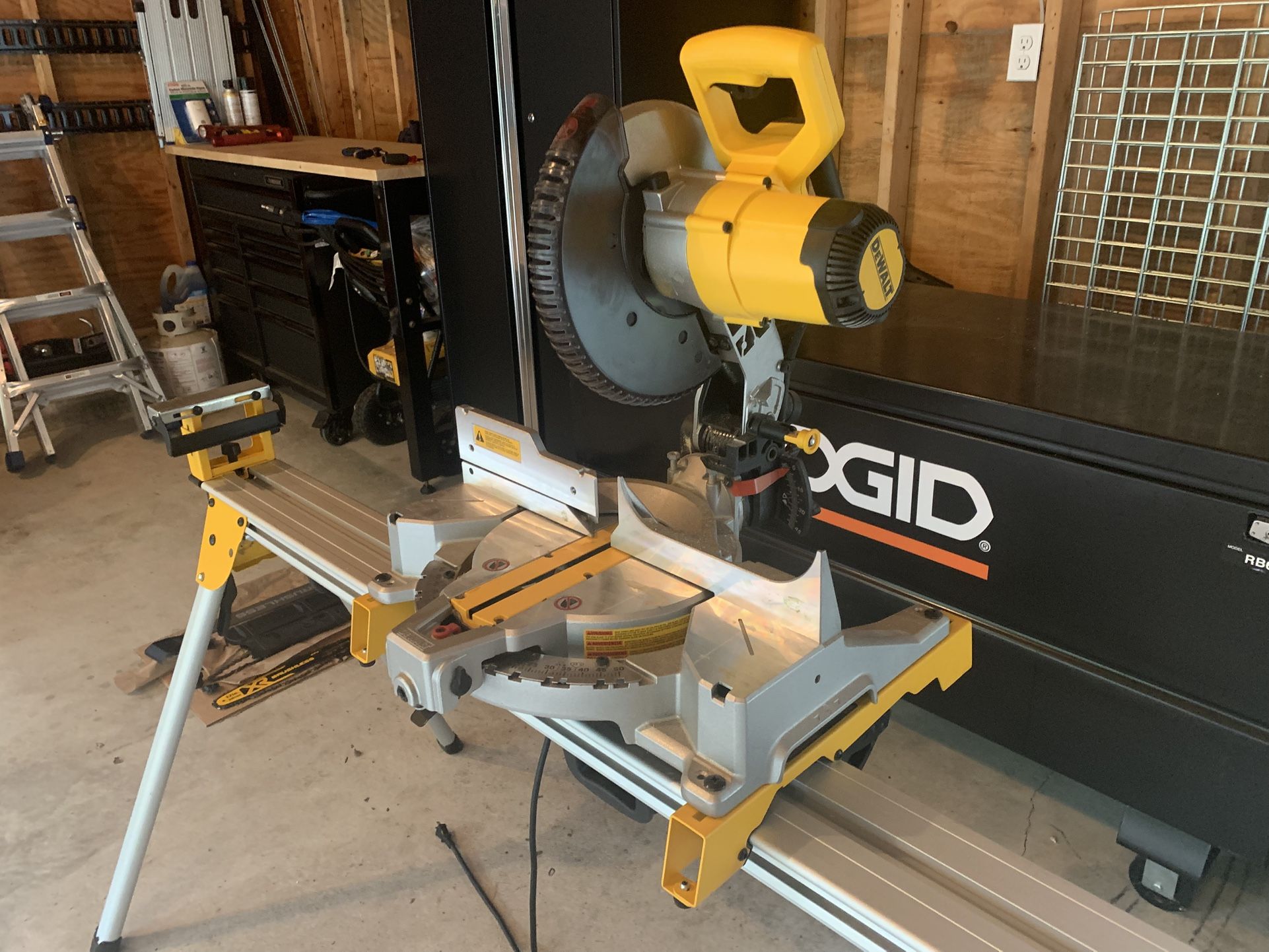 DeWALT Compound Miter Saw With Stand