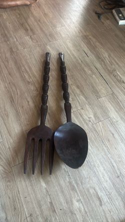 juego de cuchara y tenedor gigantes de madera tallada.