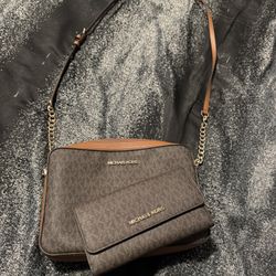 Michael Kors Purse Great Condition. I Never Really Use It.