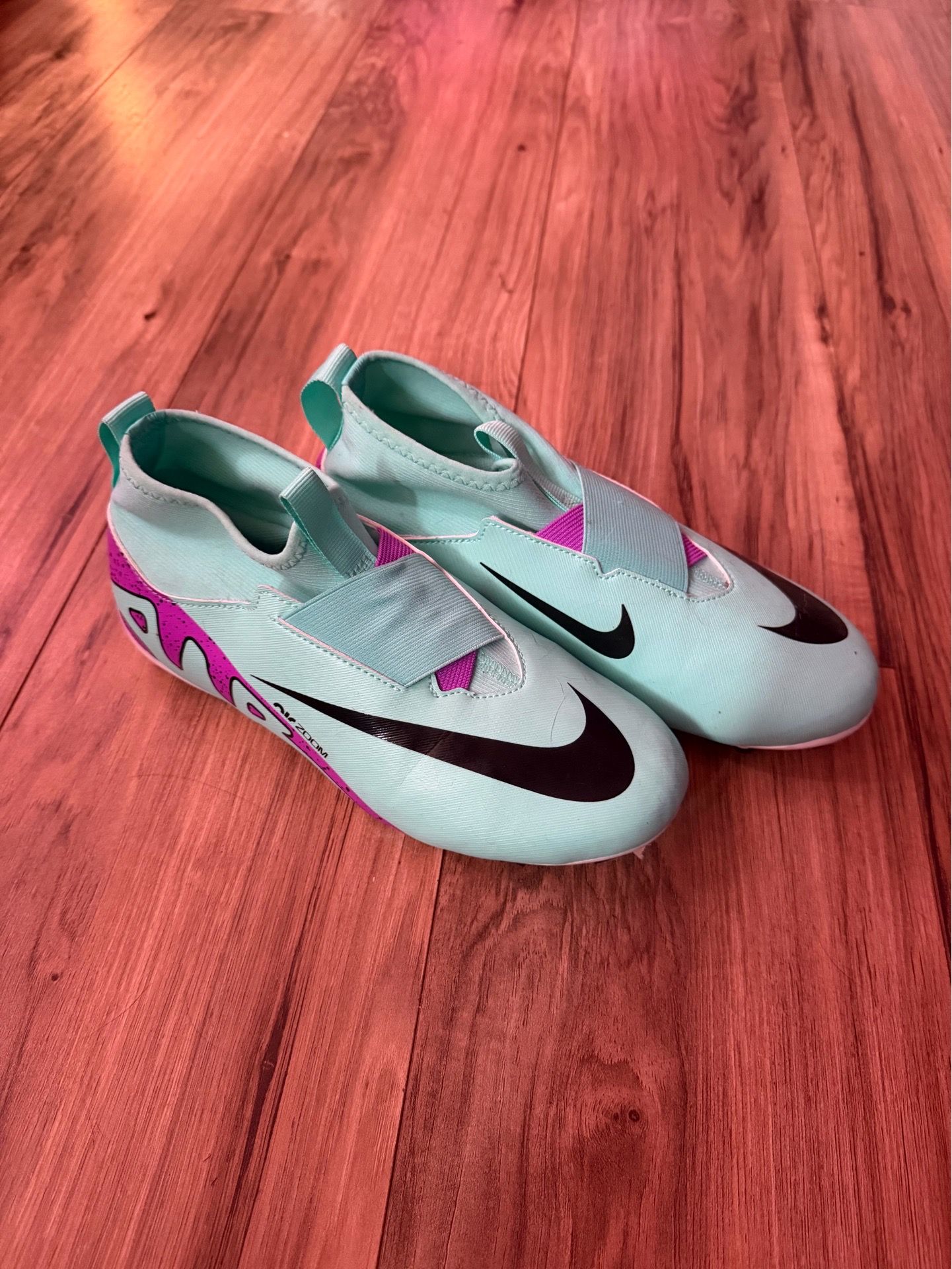 Soccer shoes