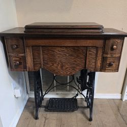 1900's Vintage Sewing Machine with 4 Drawers On Wheels