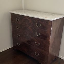**Set of 2 **Antique Georgian-style chest of drawers with white marble top