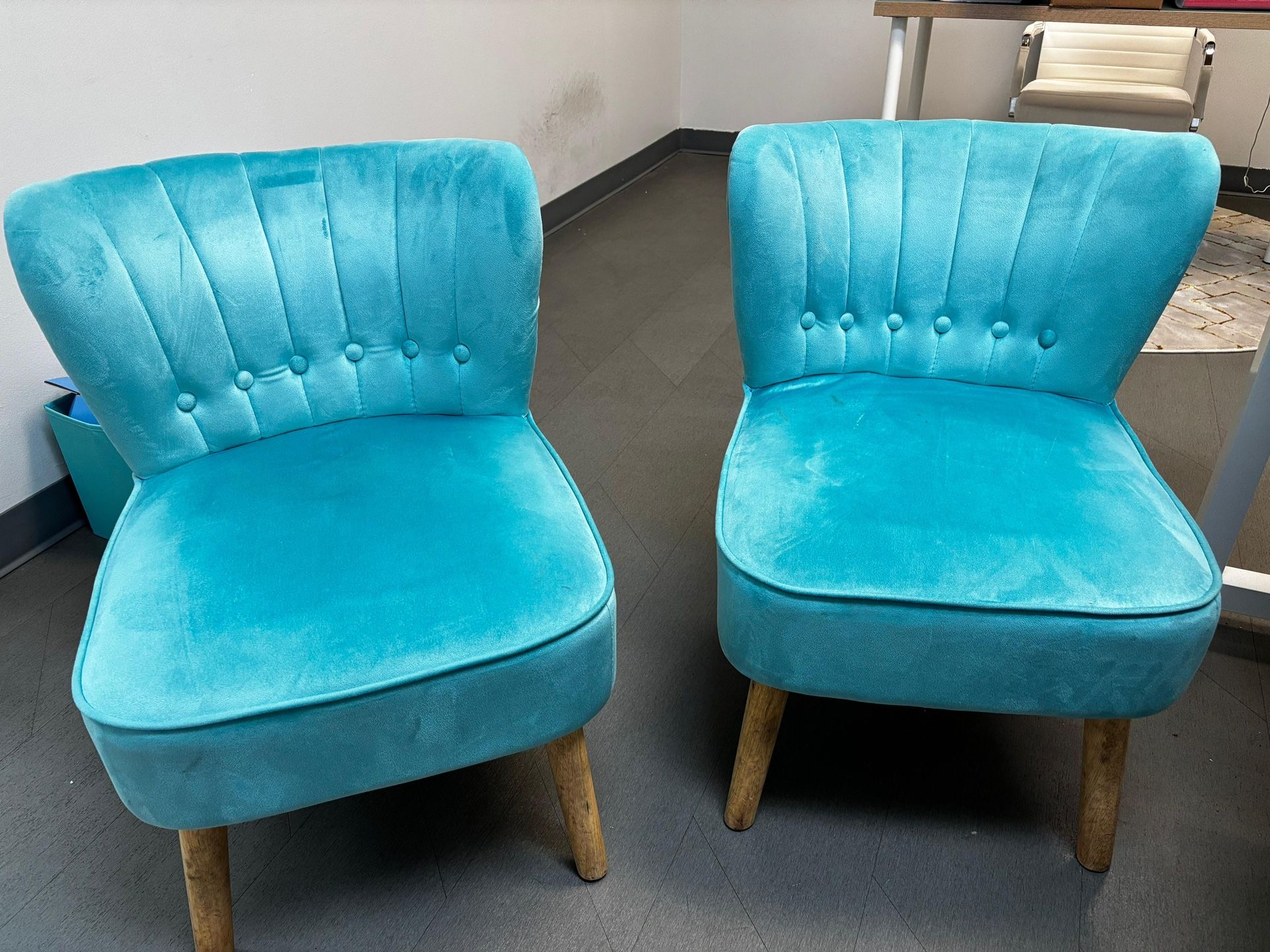 “Juego de 2 Sillas Acento Color Turquesa – Muy Buen Estado”