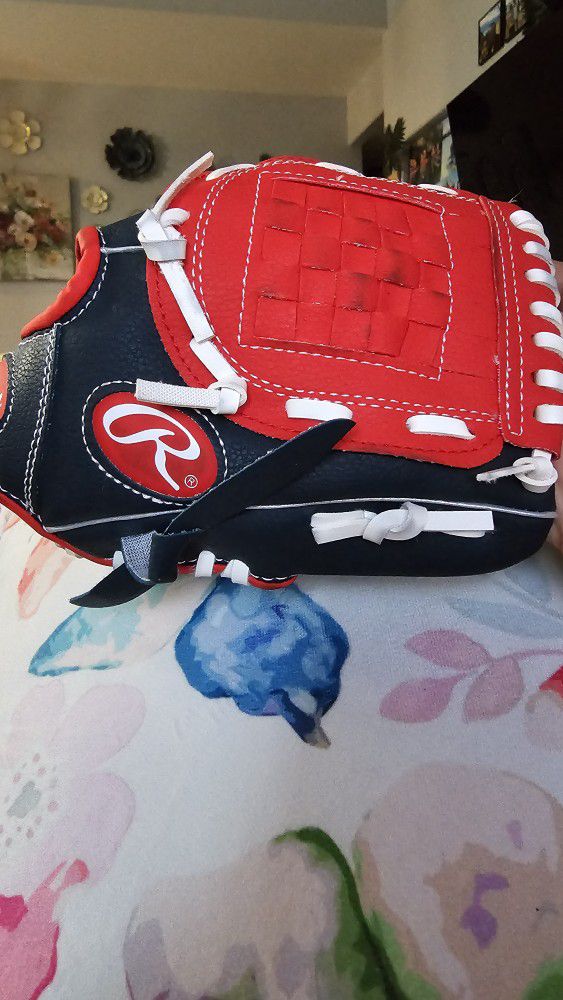 **ALMOST NEW**RIGHT HAND T-BALL BASEBALL GLOVE