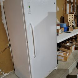 Great  Freezer With Huge Capacity  That Has Garage  "Cold Use " Useability Factor And Full Door Storage!  Has A Lock & Key