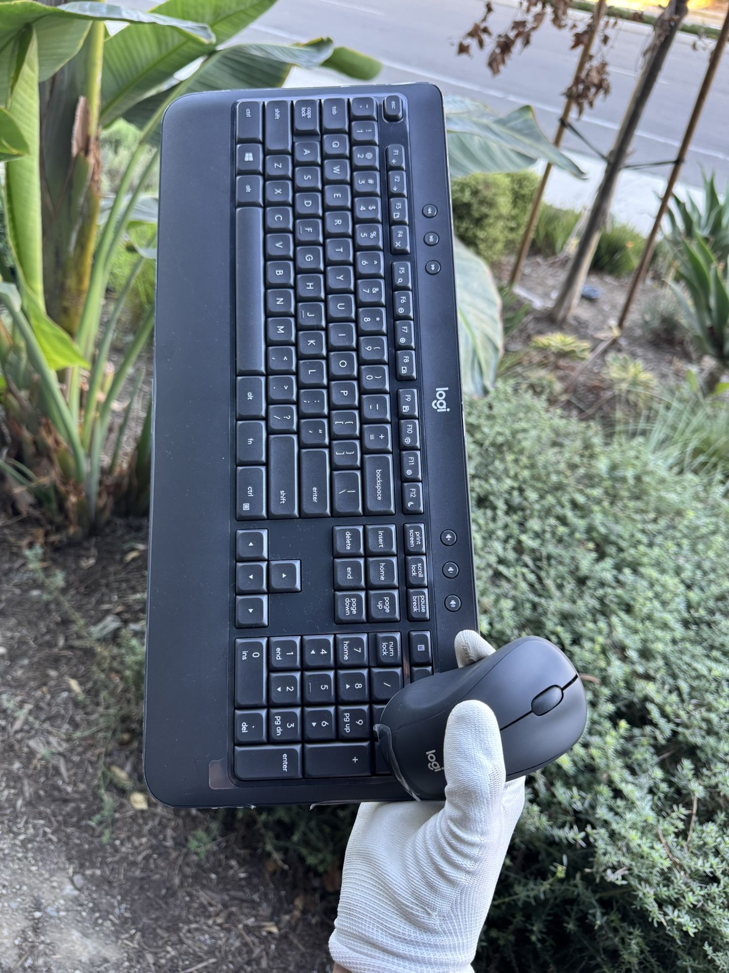 Logitech - MK540 Full-size Advanced Wireless Mouse & Keyboard Combo