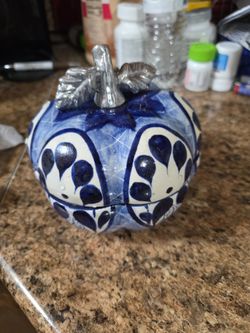 Blue apple ceramic.
Trinket dosh