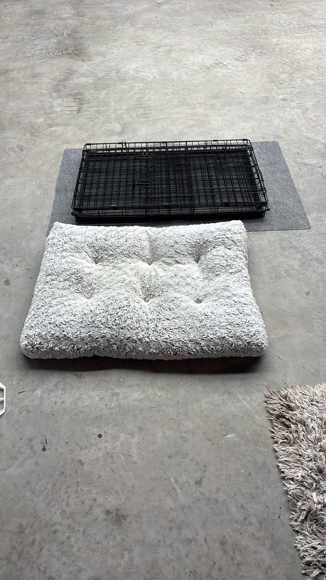 Medium To Large Dog Cage W Floor Mat And Bed 
